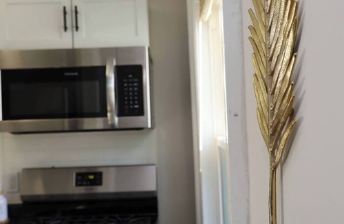 South Bend House | Charming Retreat on Quiet Street, close to Notre Dame and DTSB