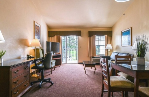 Pembine Hotel | Charming Room Near Menominee River – A Tranquil Nature Retreat