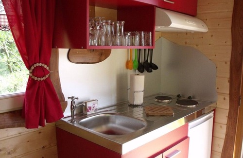 Ferdrupt Cottage | Charming Roulotte Stay: Streamside Serenity, Sauna, Massage & Ideal for Family or Friends