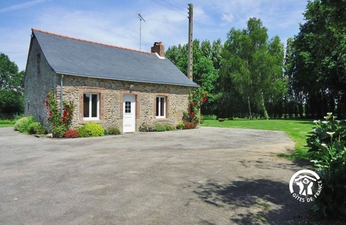 Ruille-le-Gravelais Cottage | Charming Rural Retreat with Private Pond, Ideal for Fishing, Nature Lovers, Families & Pets