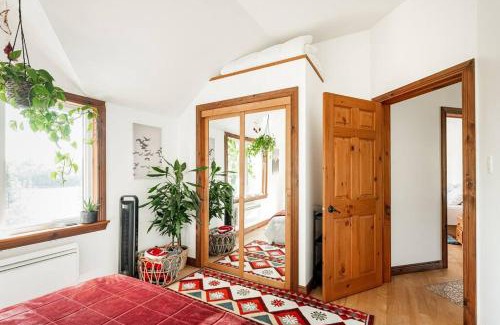 Lac-Saint-Paul Ski Chalet | Charming Rustic Chalet on Lac Marie Louise