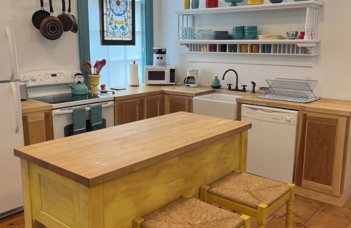 Montague House | Charming Schoolhouse with AC/Heat, WiFi, Smart TV, W/D, Full Kitchen - Sleeps 4