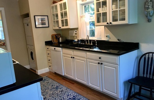 Surry Cottage | Charming seaside cottage with private tennis court