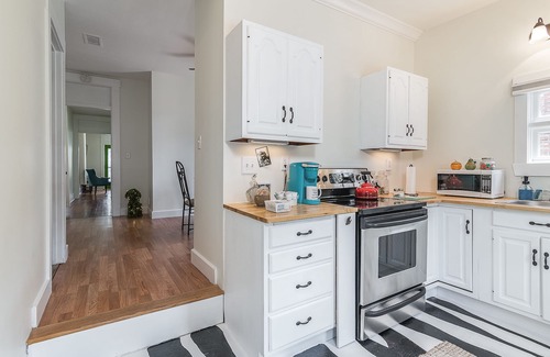 New Albany House | Charming shotgun nestled in historic mansion row.