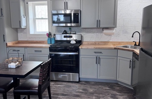 Manville Cottage | Charming single family Cottage w fenced in yard, pet friendly, fenced yard
