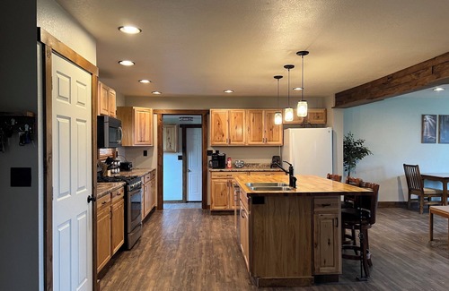Caputa House | Charming Small-Town Getaway in New Underwood