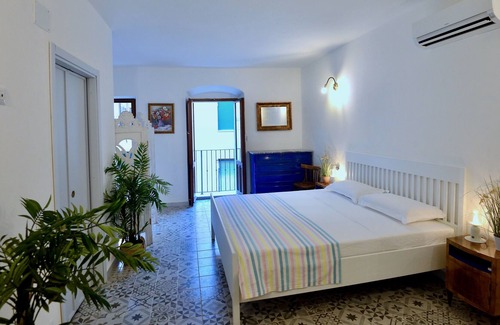Bosa Historic Centre House | Charming, spacious 3-bedroom townhouse