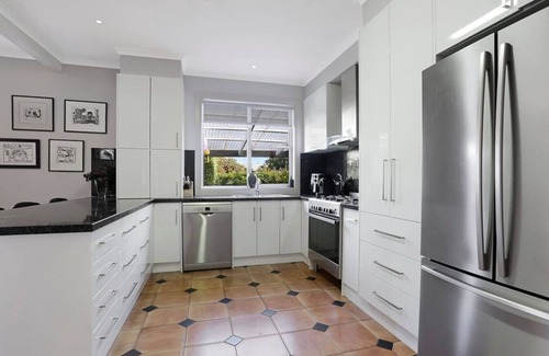 Warrnambool House | Charming spacious home with bay views close to CBD