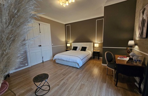 Cluis Bed & Breakfast | Charming Stay at Castle with Breakfast and Parking