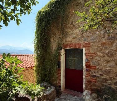 Eus House | Charming stone house in Eus - Vue sur les Montagnes & Confort 2025