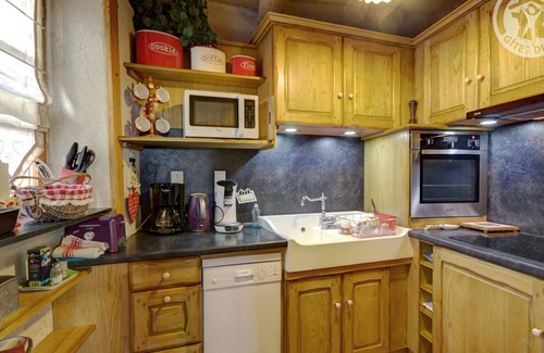 Estivareilles Cottage | Charming Stone Village House with Modern Amenities, Pet-Friendly, Perfect for Outdoor Activities