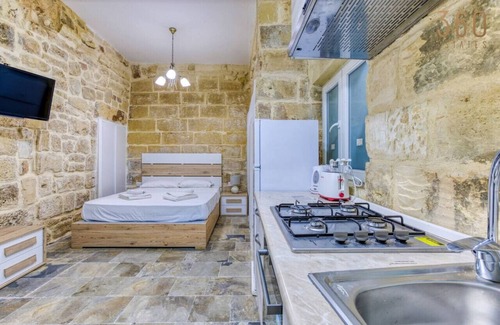 Ħal Bisbut Apartment | Charming Studio home in Malta's Southern Heart