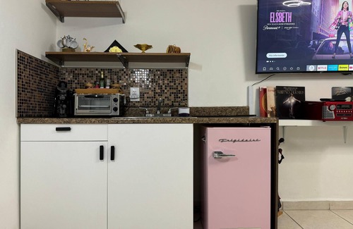 Hialeah Apartment | Charming studio in fabulous Hialeah with AC, WiFi