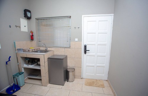 Matola Apartment | Charming Studio Oasis with Complimentary Parking in Matola