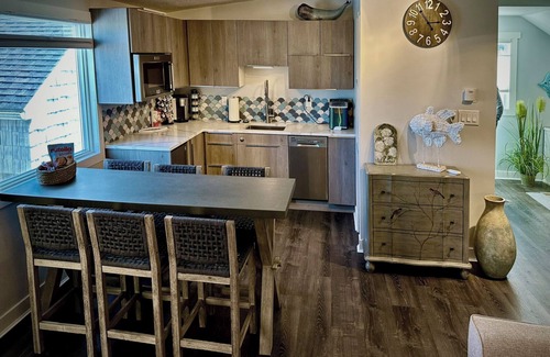 Luna Pier Apartment | Charming studio on the lake with beach access, cozy interior and private entry