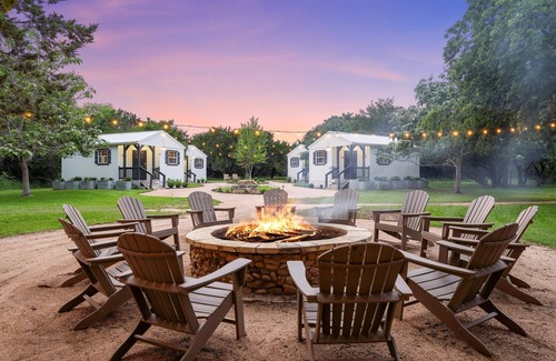 Crawford Cabin | Charming Tiny House Getaway with Pool: 20 minutes from Baylor and Magnolia!