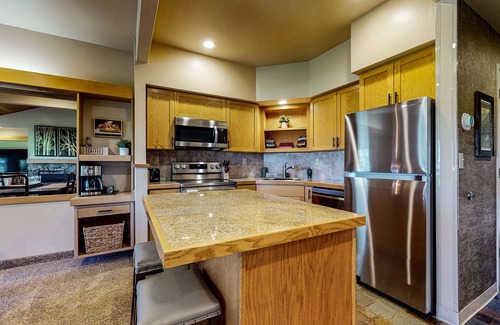 Redmond House | Charming townhome with pool, hot tub, sauna, tennis, golf, & W/D