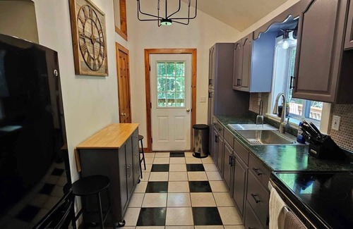 South Sanford Cottage | Charming two bedroom lake cottage