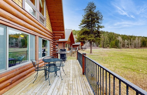 Polebridge Cabin | Charming two-story cabin with a wood stove - near Glacier National Park