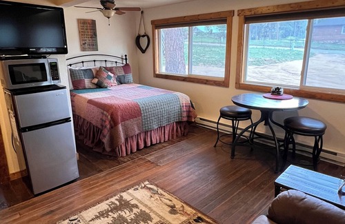 Estes Park Cabin | Charming Updated Rustic Studio. Excellent Location Close to Town & RMNP!