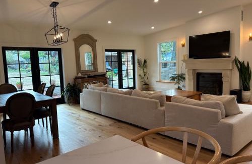 Saanich East Villa | Charming Victoria Character Home-Pet Friendly