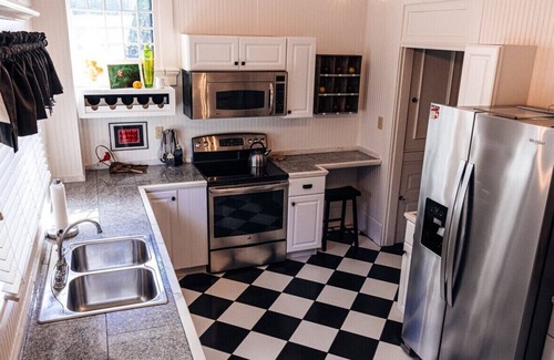Greencastle Condo | Charming Victorian style 1-bedroom in wonderful Greencastle. Sleeps 4