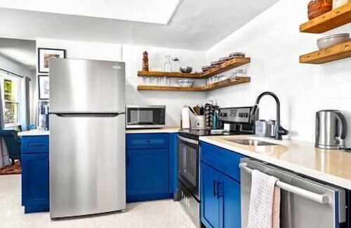 Ridge Wood Heights House | Charming Villa 14 mins away from Siesta Key Beach