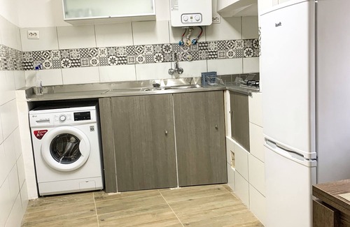 Mouraria House | Charming Vintage 3-Bedroom Retreat in Downtown Lisbon – Sleeps 8!