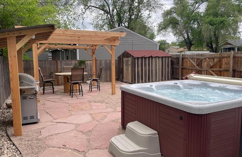 Fort Collins House | Charming Vintage Cottage with Hot Tub & Free Bikes!
