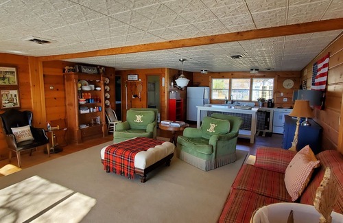 Spirit Lake Cabin | Charming Vintage Lake Cottage