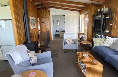 Whakatiwai House | Charming Waharau seaside holiday house close to regional park.