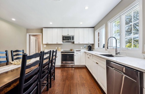 Unionville House | Charming, Waterfront 2-bedroom house Royal Oak