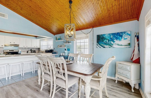 Jamaica Beach House | Charming waterfront home with grill, fishing, & large deck - 6 min walk to beach