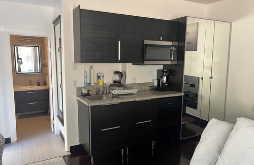 Los Angeles House | CharmingLAX studio in gorgeous Los Angeles with kitchenette
