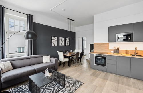 Hamelin Apartment | Charysma: Jewel in anthracite | elegant | stylish | 5 min walk to the old town