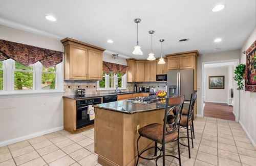 Longmeadow House | Château at Longmeadow, Luxurious Home, 5 min from MGM & Basketball Hall of Fame
