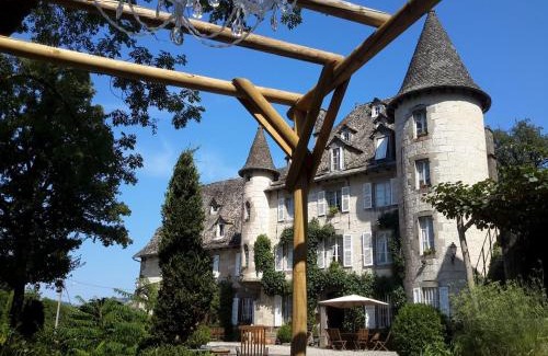 Raulhac Bed & Breakfast | Chateau De Courbelimagne, Raulhac