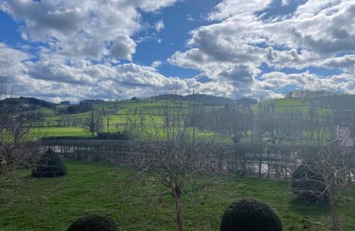 Varennes-sous-Dun Bed & Breakfast | Chateau de GRANDVAUX
