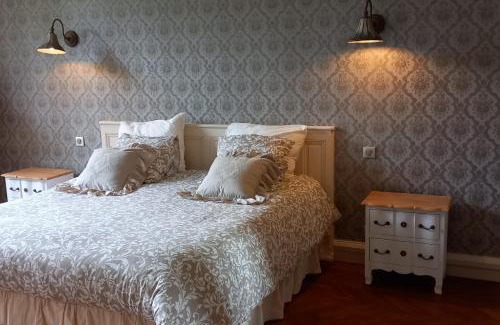 Joudes Bed & Breakfast | Chateau de Joudes Suite de la Baronne
