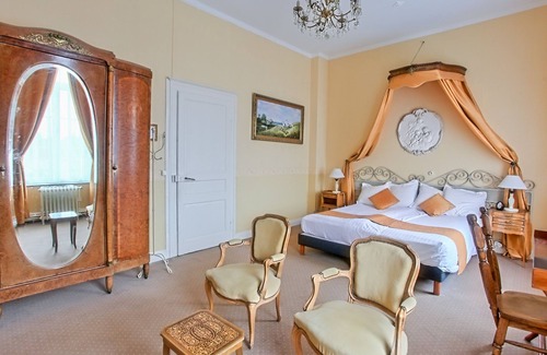Aire-sur-la-Lys House | Chateau de Moulin le Comte, 4 EPIS GDF Bed and breakfast tables