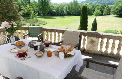 La Bastide-de-Serou Bed & Breakfast | Chateau du Val Larbont