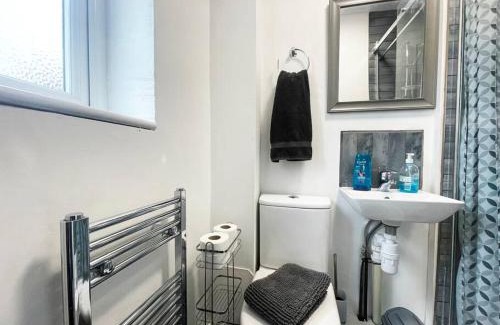 Sutton Apartment | Cheam Village Self Contained Flat & studio