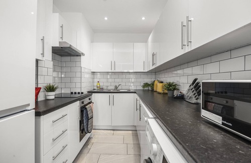 Kemptown Apartment | Cheeky Chappie with Sea Views