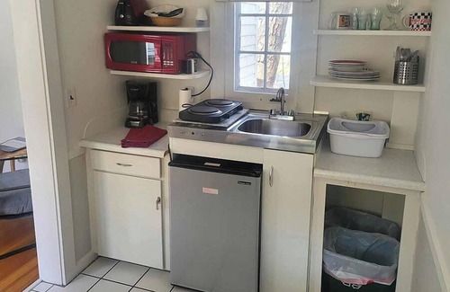Ocean Park Cottage | Cheerful 1 bedroom cottage only 50ft from beach