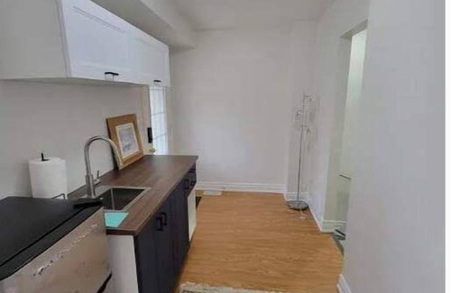 Ajax House | Cheerful 1 Bedroom Apartment with kitchennete