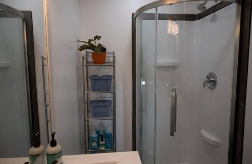 Mars Hill-Blaine House | Cheerful 1 Bedroom Home with Mountain View