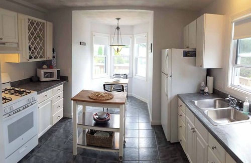 South Kingstown House | Cheerful 2 Bedroom Cottage
