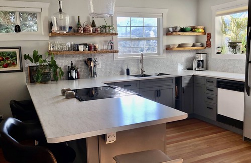 Crescent Valley House | Cheerful 2 bedroom, large bright kitchen with cuddly kitties!