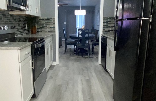 Westover House | Cheerful 2-Bedroom Townhouse 5-7 minutes to Everything