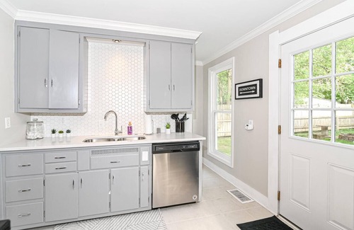 Noblesville House | Cheerful 2-bedroom Cottage in Downtown Noblesville